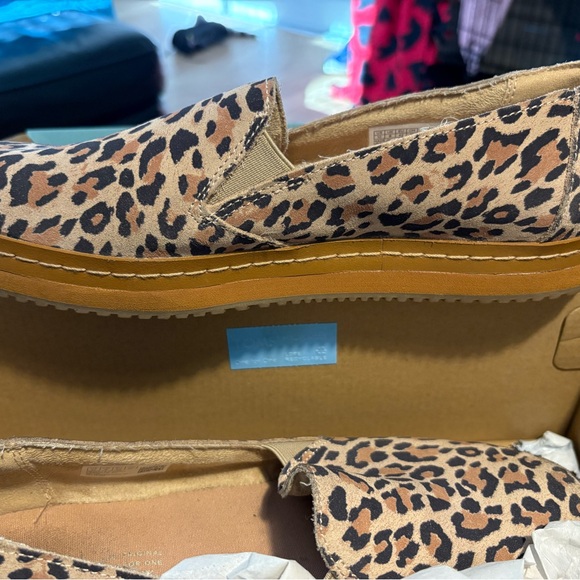 Toms Leopard Print Flats - Picture 4 of 11